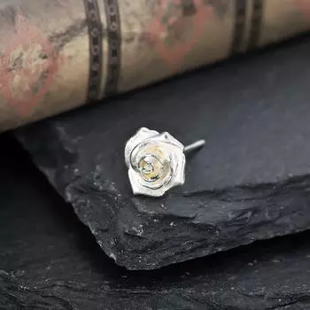 Серьги-пусеты с розой для мужчин Модные Артистичные Ретро Модные Серьги-пусеты для козелка уха Трендовые Серьги Классные Женские Легче всего сочетать Ювелирные украшения Подарок White Rose stud earrings) a pair