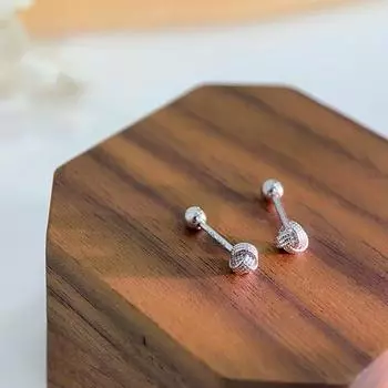 Серьги-пусеты с узлом просты и подходят для повседневной носки.