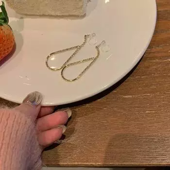 Серьги ранней весны, легкая роскошь, нишевый дизайн и элитный дизайн. Серьги для женщин с модным темпераментом и крутым стилем. Ушные шпильки – это модно