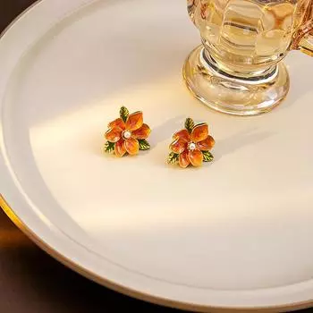 Серьги с эмалью ручной работы с яркими лепестками и заклепками в тон в виде листьев Модно оранжевый