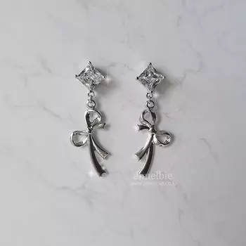 Серьги с бриллиантами и струящейся лентой - серебряный цвет