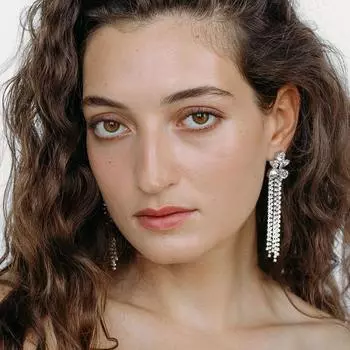 Серьги с цветами. Трендовые нишевые стразы. Ультра-мигающий дизайн Su. Ощущение света. Роскошное украшение для ушей женское. серебряный