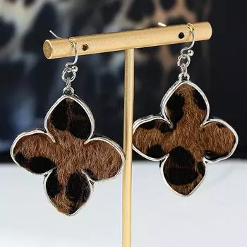 Серьги с цветочным принтом леопардового цвета