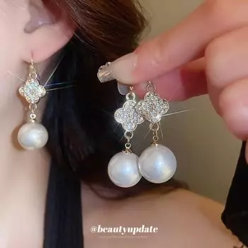 Серьги с французскими бриллиантами и жемчугом: Элегантные, универсальные и роскошные женские украшения ear hooks, gold белый