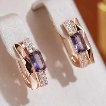 Серьги с геометрическим тиснением и инкрустацией фиолетового циркона, элегантные ювелирные изделия золотого цвета, классические женские аксессуары фиолетовый
