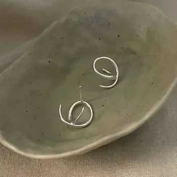 Серьги с геометрическими линиями Нестандартные серьги Простой дизайн Нишевый дизайн Высококачественный