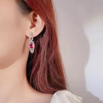 Серьги с имитацией цветного драгоценного циркона, серьги с изумрудами, серьги с квадратными бриллиантами из красного корунда, серьги с розовым цирконием.