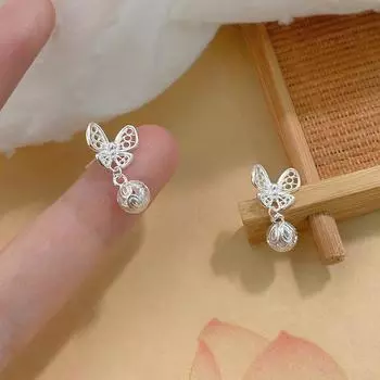 Серьги с круглыми бусинами в форме полых бабочек. Универсальные и изысканные серьги.