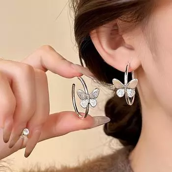 Серьги с круглыми геометрическими буквами и узором «Бабочка» серебряный