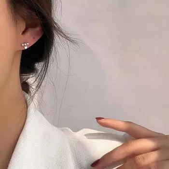 Серьги с маленькими бриллиантами в форме пятиконечной звезды, простые женские, маленькие и изысканные, для поддержания темперамента, модные серьги для пирсинга ушей