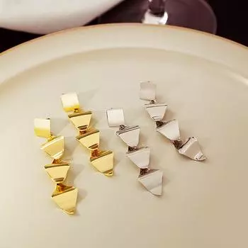 Серьги с металлическими кисточками, подвеской в форме ромба и многослойными заклепками, идеально подходят для женщин золотой