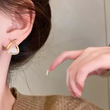 Серьги с серебряной иглой и крестом, треугольные серьги с искусственным жемчугом, нишевые модные серьги с темпераментом, смысловые шпильки для ушей, простые серьги