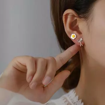 Серьги с серебряным покрытием S925, креативный дизайн, асимметричные серьги для меньшинств в Instagram, женская корейская версия, холодная новая мода, серьги в виде вилки с яйцом-пашот