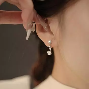 Серьги с жемчугом и цветными розами, элегантные серьги с белыми цветами французского нежного ветра, длинные серьги-гвоздики с камелией для женщин Copper (with ear plugs)