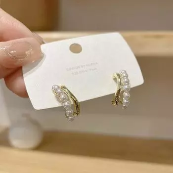 Серьги с жемчугом в форме буквы C в новом тренде Нового года Уникальные серьги с нишевым дизайном для женщин Высококачественное чувство