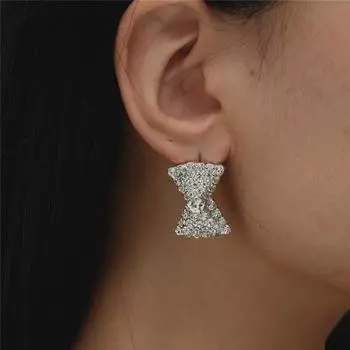 Серьги, серьги-гвоздики в виде банта - это ниша, званые ужины, серьги со стразами. белый