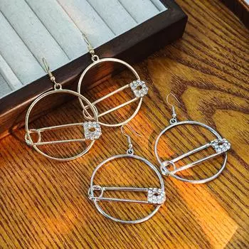 Серьги-скрепки в винтажном стиле с геометрическим узором и цирконом золотой