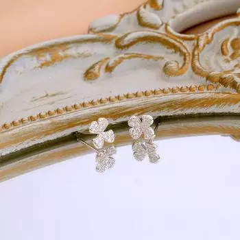 Серьги слегка инкрустированы бриллиантами и цветами Lucky Grass. Маленькие и элегантные, легкие роскошные серьги свежие.