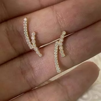 Серьги Smile, инкрустированные бриллиантами, подойдут маленьким, простым и элегантным женщинам в холодном стиле