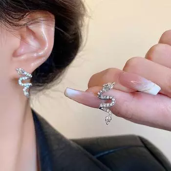 Серьги со знаком зодиака «Маленький дракон» из серебра 925 пробы — бриллианты, модный и необычный дизайн. A1425 серебряный