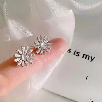 Серьги-солнца, инкрустированные бриллиантами. Легкие, роскошные, высокого класса. Яркие серьги в пасторальном стиле с подсолнухами. Девичье ощущение.