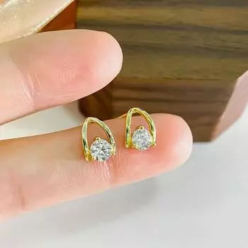 Серьги-треугольники из муассанита для женщин с разносторонним темпераментом. Простые и атмосферные модные серьги.