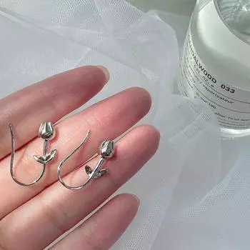 Серьги-тюльпаны в французском романтическом стиле с цветочным креплением на ухо. Новая тенденция дизайна ниши.