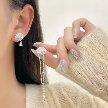 Серьги-туманности с кисточками и градиентом синего и белого цвета