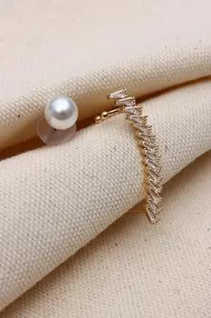 Серьги Vip золотого цвета с трапециевидными камнями (Левое ухо)