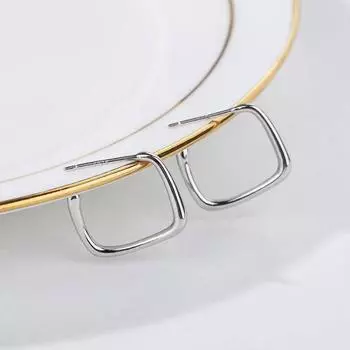 Серьги в форме французского квадрата с геометрическим узором для женщин. Новый стиль, простой темперамент, универсальный и холодный стиль.