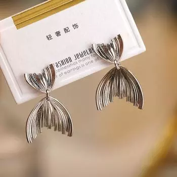 Серьги в форме рыбьего хвоста, женские, летние, нишевые, дизайнерские, легкие, роскошные, серьги в форме хвоста русалки, темпераментные, металлические, плиссированные серьги