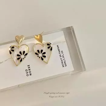 Серьги в форме сердца с черными тисненными цветами, милые и индивидуальные белый