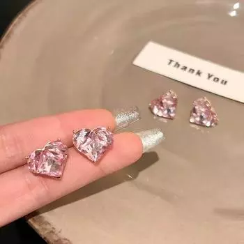Серьги в форме сердца с розовым цирконием. Модные летние серьги в форме персикового сердца. Продвинутые милые крутые серьги в форме сердца.