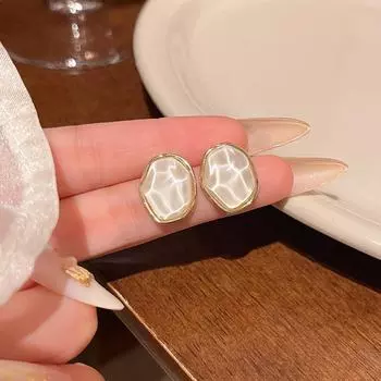 Серьги в корейском стиле с нерегулярной геометрией для женщин - высококачественный дизайн с эффектом водной ряби Model A1787 золотой