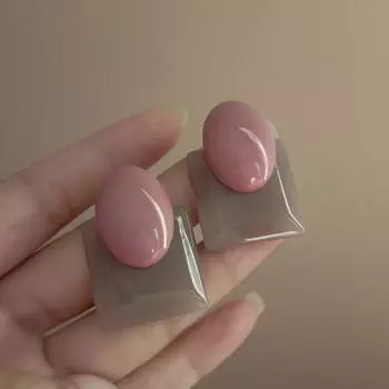 Серьги в стиле ретро с контрастной квадратной строчкой серый