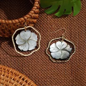 Серьги в стиле ретро с неровной полой инкрустацией из ракушек