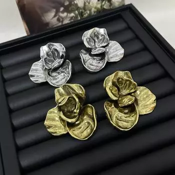 Серьги в стиле ретро с объемными плиссированными цветами и состаренным эффектом золотой