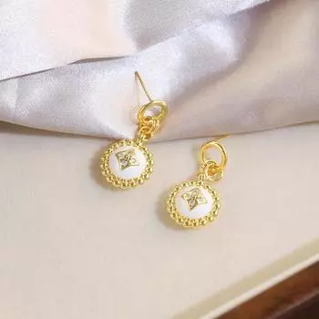 Серьги в стиле ретро, женственность, индивидуальность, продвинутое восприятие, золотые серьги-гвоздики, легкая роскошь и универсальность, нишевый дизайн, украшения для ушей 18K