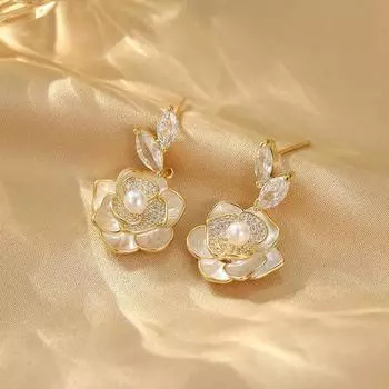 Серьги в виде цветка камелии, женские, нишевые, легкие, роскошные, темпераментные, высококачественные серьги-гвоздики, слегка сверкающие, уникальные серьги 18K