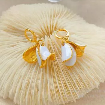 Серьги в виде лепестков лилии Фея Романтичные белые серьги Темперамент Ниша Высокое чувство Женские серьги Мода Универсальный 18K