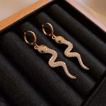 Серьги в виде перекрученной змеи. Нежные серьги. золотой