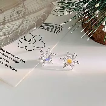 Серьги в виде разноцветных снежинок из камня в зимней рождественской атмосфере, небольшие подарочные серьги, легкие, роскошные, высокого класса, для женщин