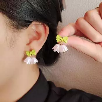 Серьги в виде тюльпана, зеленый бант, серьги-гвоздики в виде маленького колокольчика, серьги в виде ландыша.