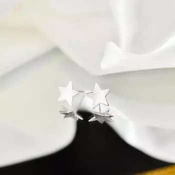 Серьги-звездочки с матовой отделкой Простые и универсальные серьги в женском стиле