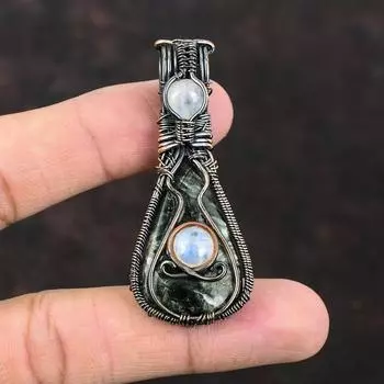 Серафинитовый кулон Медная проволока Обернутый кулон Ювелирные изделия из натуральных драгоценных камней Радужный кулон из лунного камня Медные украшения ручной работы Подарок на годовщину