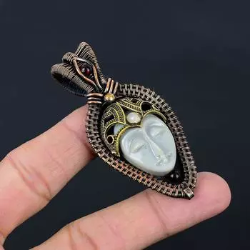 Серая резная кость с лицом и лунным камнем, драгоценный камень, обертка из чистой медной проволоки, ювелирный кулон ручной работы 2.76 Inches серый