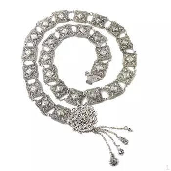 Серебряная цепочка на талию с резным квадратным узором на пляже