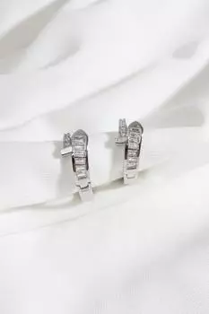 Серебряная серьга-кольцо с камнем-багетом