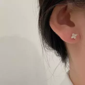 Серебряная заклепка с покрытием S925, индивидуальная заклепка с четырьмя лепестками клевера из циркона, женственный темперамент, простое все с счастливыми серьгами в форме капли травы для девочек, прилив