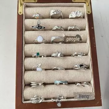 Серебряное кольцо на указательный палец с неровной складкой — высококачественный, холодный стиль, открытый дизайн.